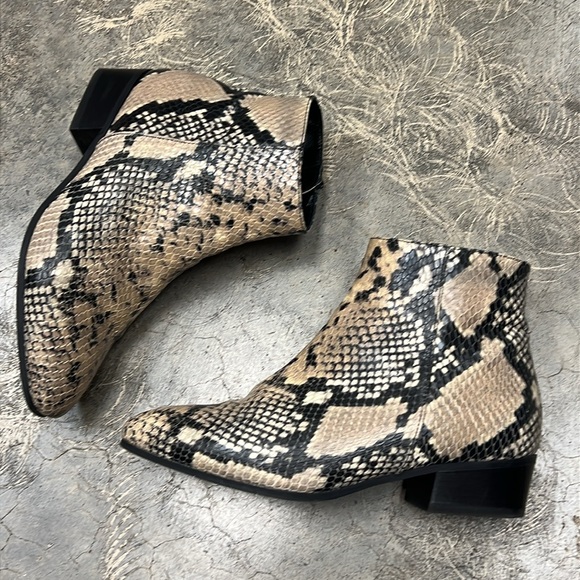 Aquatalia snake boots, beige, and black made in Italy - Picture 4 of 8